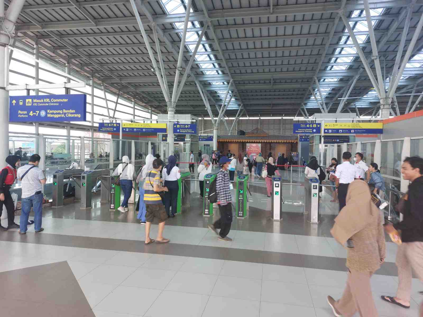 Pergantian Tahun, KRL di Stasiun Bekasi Layani Masyarakat 24 Jam