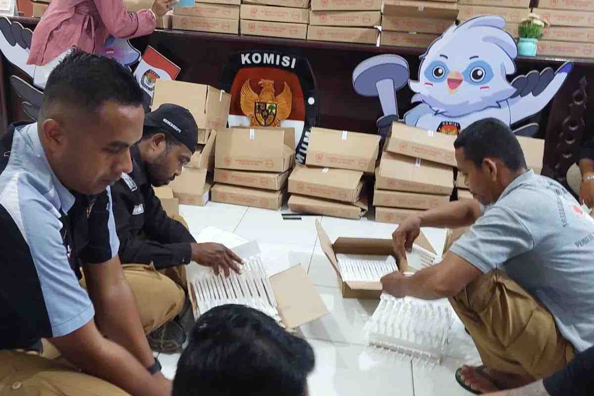 Wilayah Pegunungan, KPU Tambrauw Gunakan Pesawat untuk Distribusi Logistik Pemilu 2024