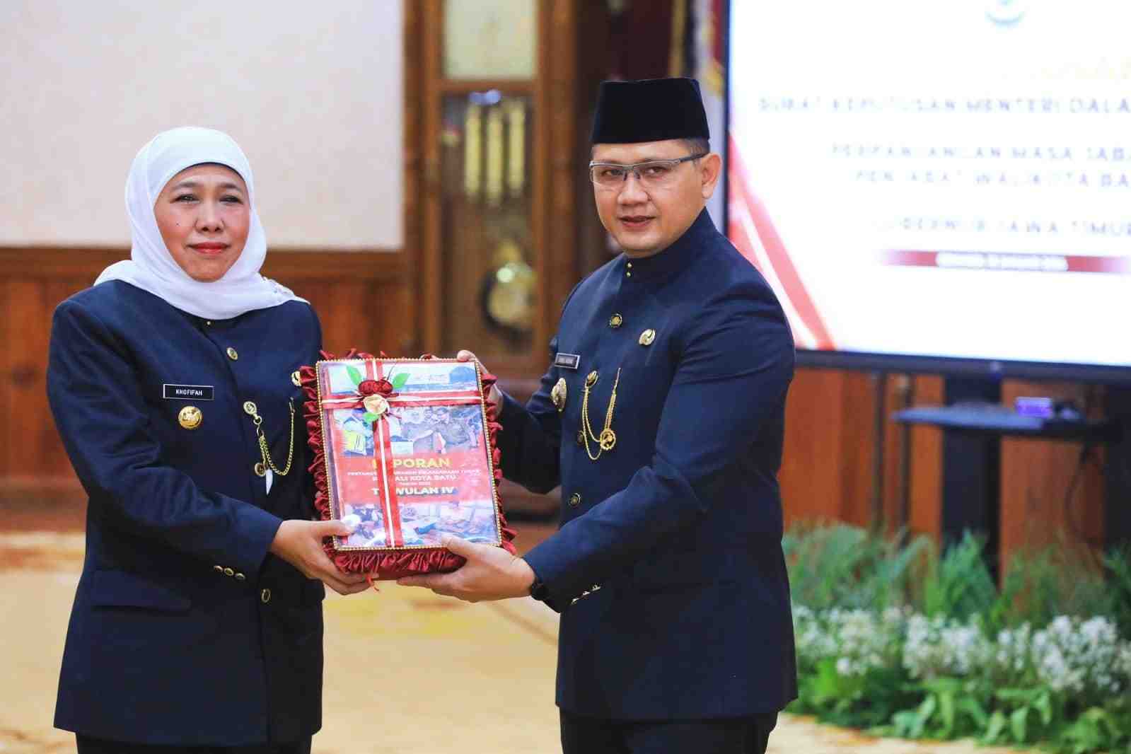 Gubernur Khofifah Serahkan SK Perpanjangan Masa Jabatan Pj Walikota Batu