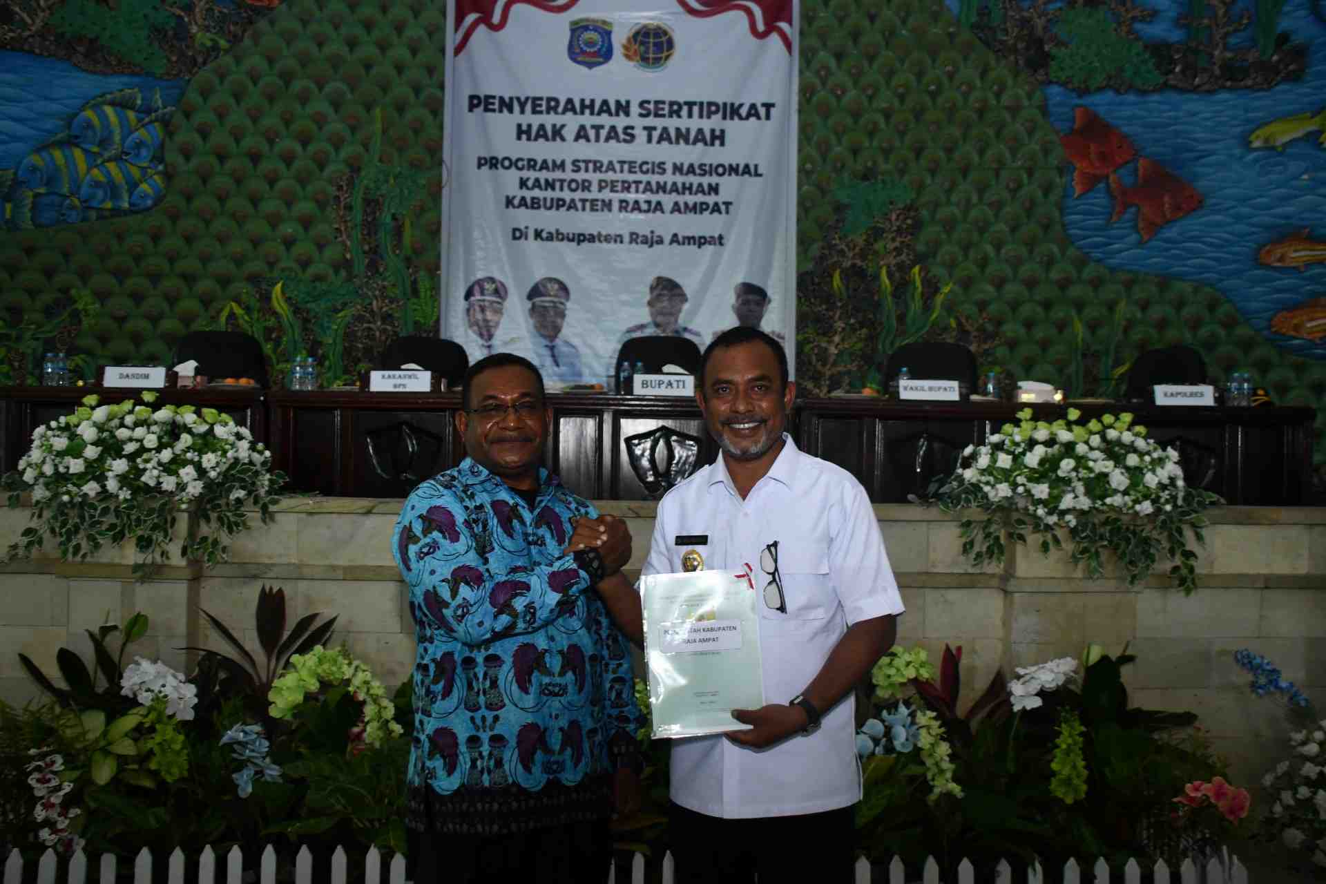 Kanwil BPN Papua Barat Serahkan Sertifakat Hak Atas Tanah kepada Pemda dan Masyarakat Raja Ampat   