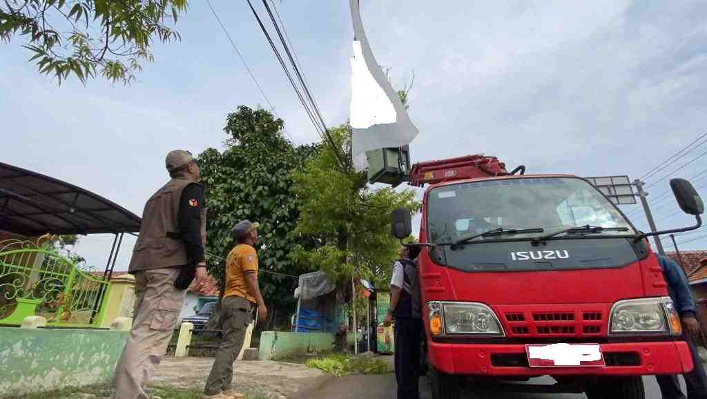 Bawaslu Batang Tertibkan Ribuan Alat Peraga Kampanye yang Melanggar Aturan