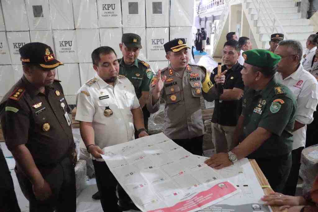Sukseskan Pemilu 2024, Kapolres - PJ. Bupati Aceh Besar Tinjau Gudang Logistik Pemilu