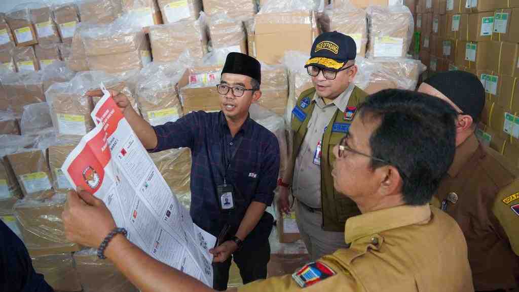 Sekda Andree Algamar Tinjau Proses Pelipatan Surat Suara