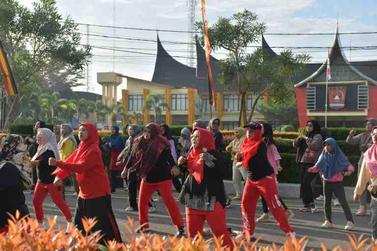 Diikuti Ratusan Peserta, Senam Sehat Pemilu 2024 di Agam Meriah