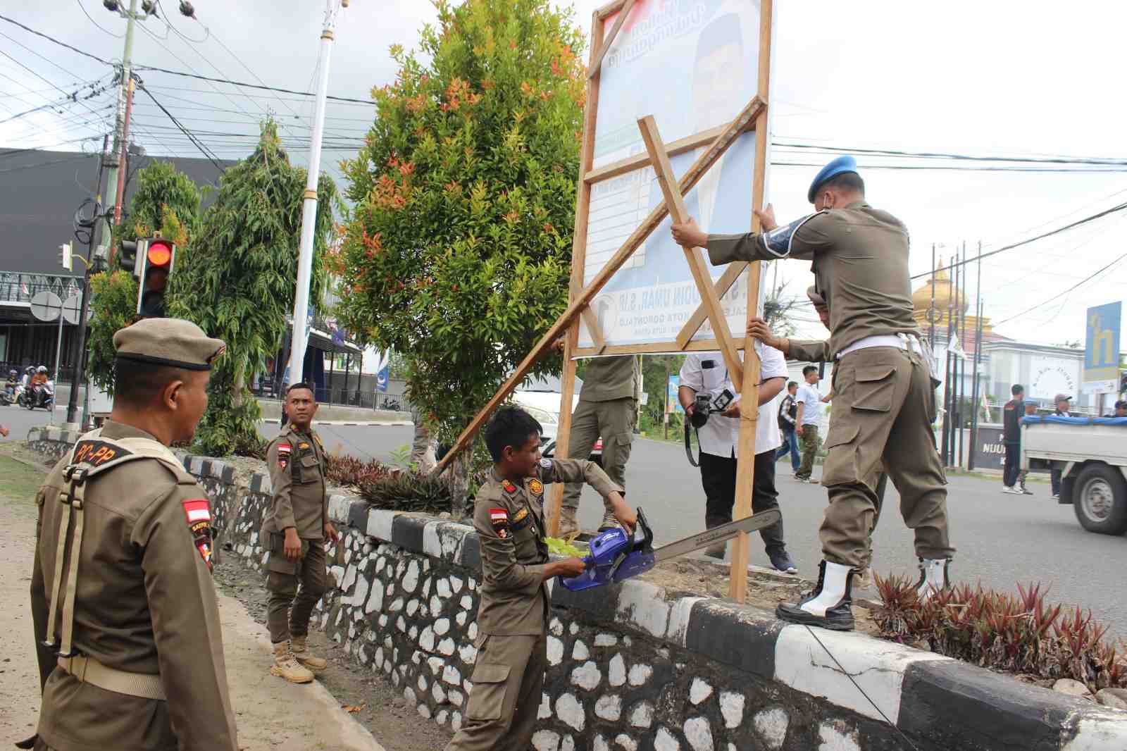 Satpol PP dan Bawaslu  Provinsi Gorontalo Tertibkan APK