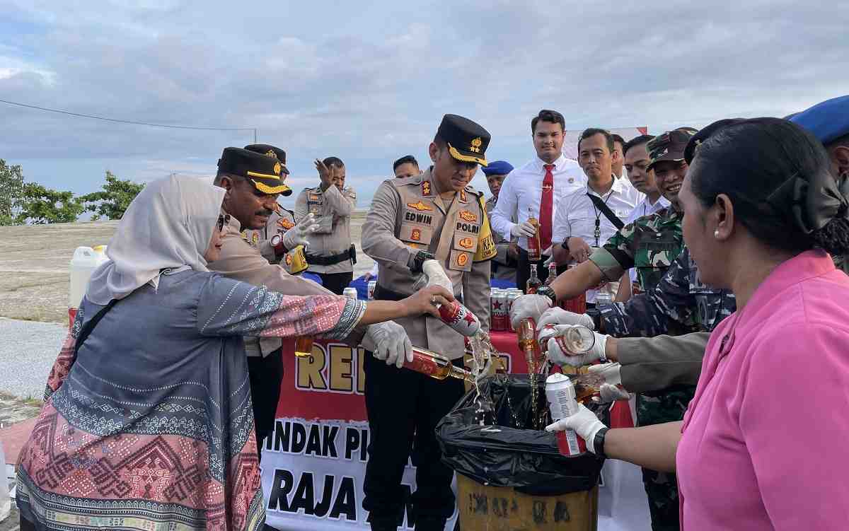 Polres Raja Ampat Musnahkan Ratusan Botol Miras