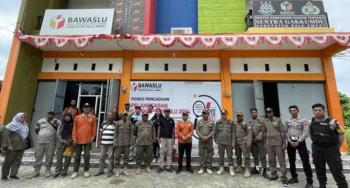 Bawaslu Tertibkan Alat Peraga Kampanye di Kota Waisai