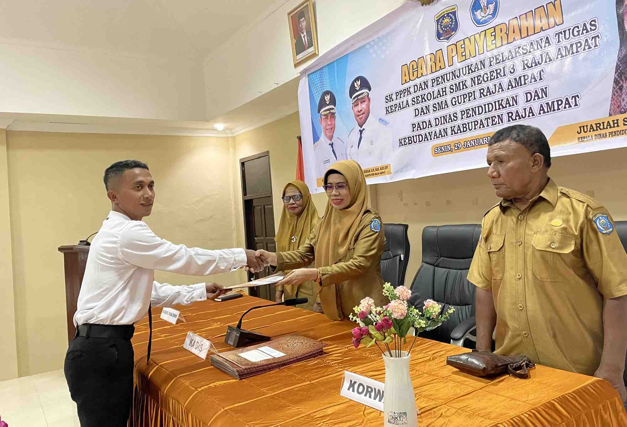 Kadisdikbud Raja Ampat Serahkan SK PPPK dan Penunjukan Plt Kepala Sekolah