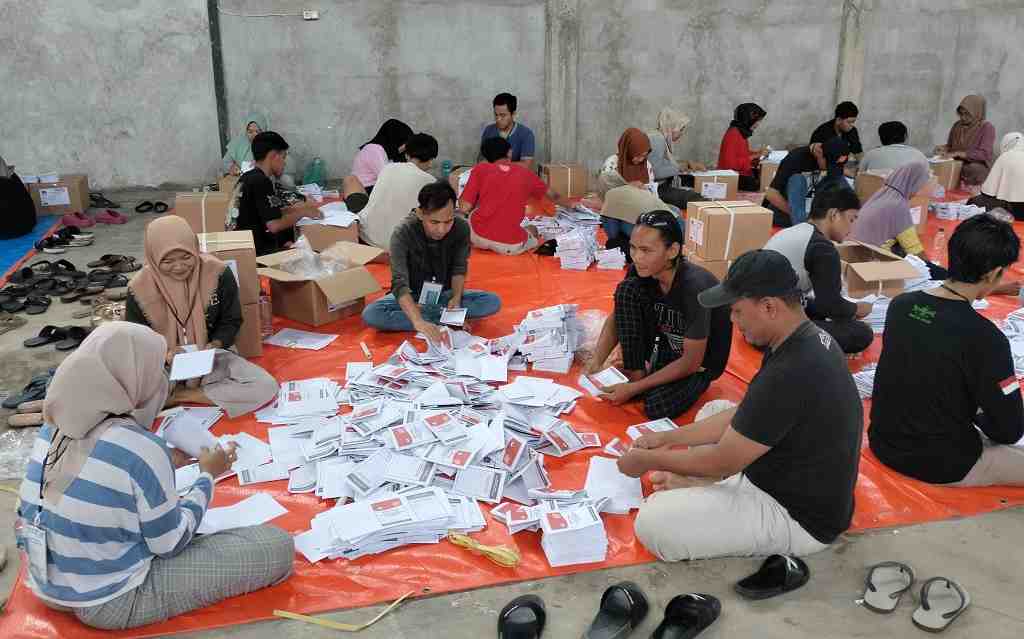 Kejar Waktu, KPU Batang Tambah Tenaga Penyortir