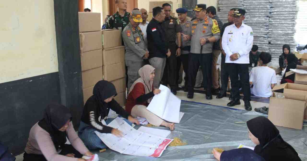 KIP Pidie Berdayakan 400 Warga Lipat Surat Suara Pemilu 2024
