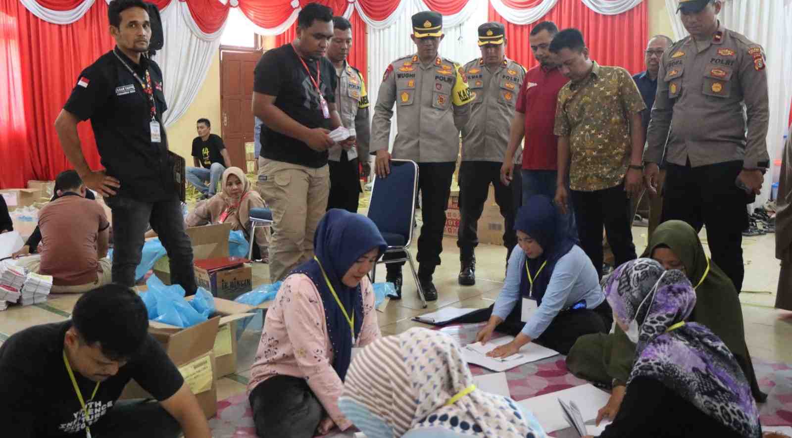 Kapolres Aceh Selatan Pantau Penyortiran dan Pelipatan Surat Suara