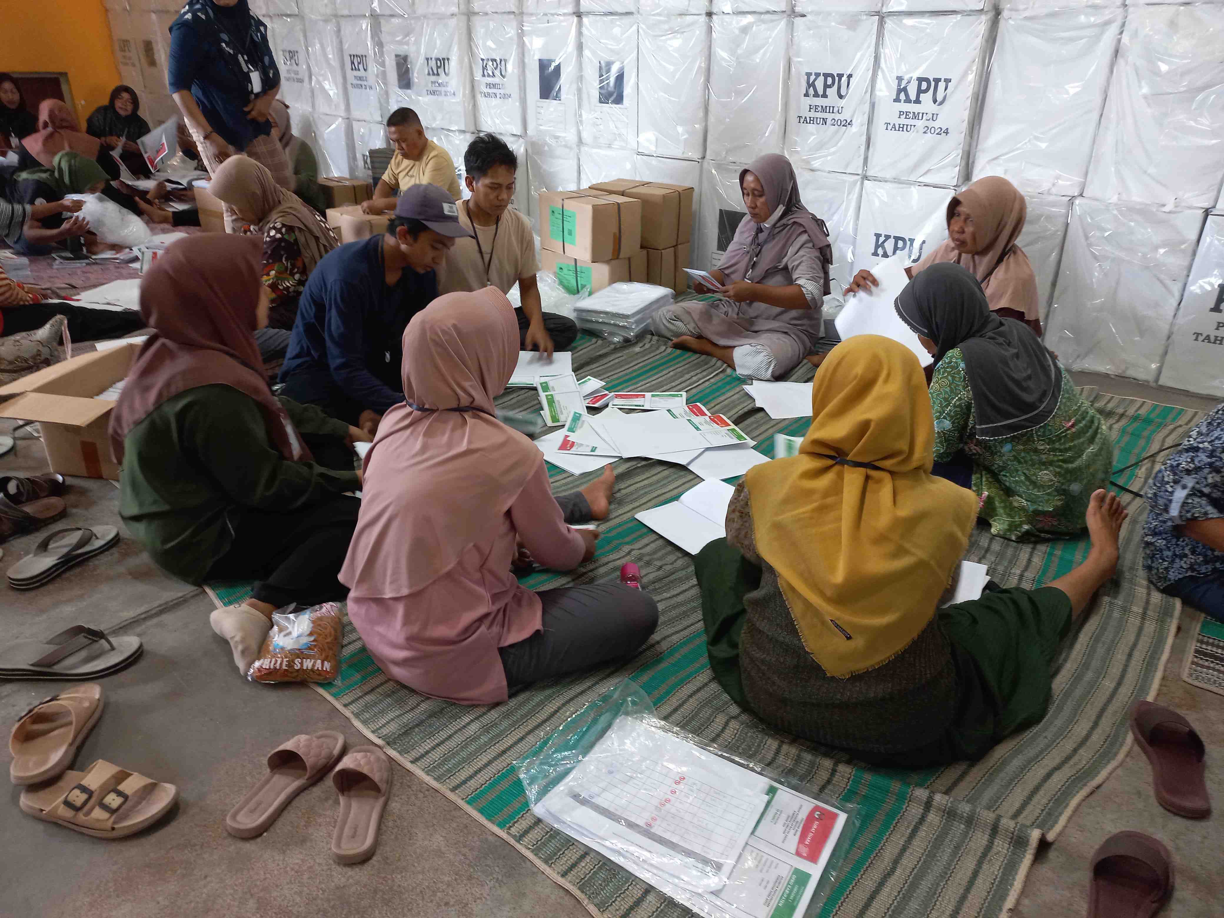 KPU Lumajang Lakukan Penyortiran dan Pelipatan Kertas Suara dengan Cermat