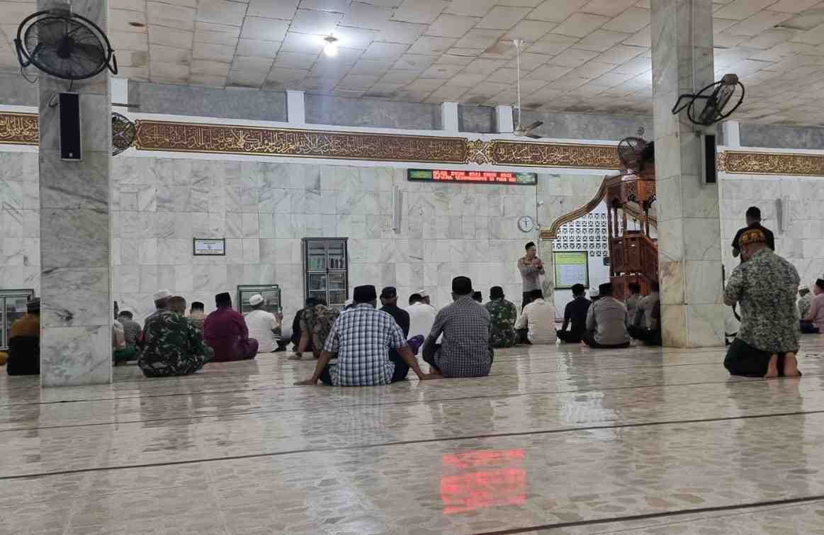 Polsek Gandapura Sosialisasikan Pemilu Damai Melalui Shalat Subuh Berjamaah