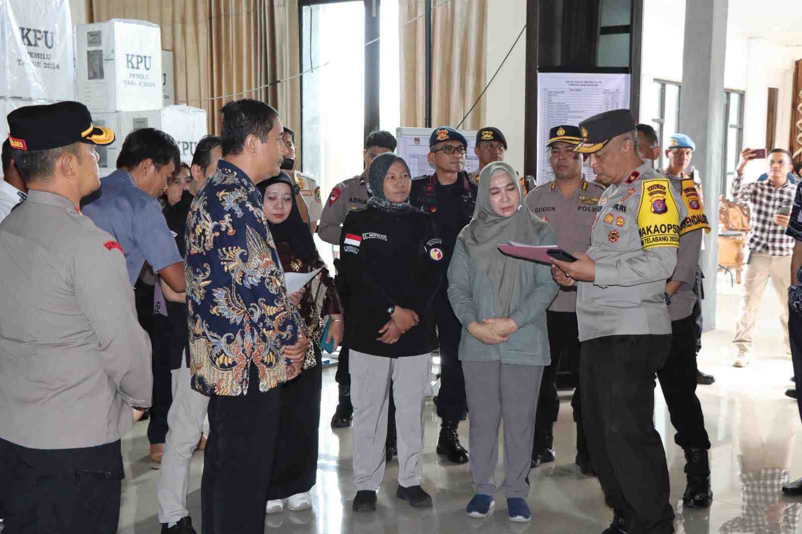 Pj. Bupati Pulang Pisau Bersama Wakapolda Kalteng Cek Keamanan Logistik Pemilu 2024 di Pulang Pisau