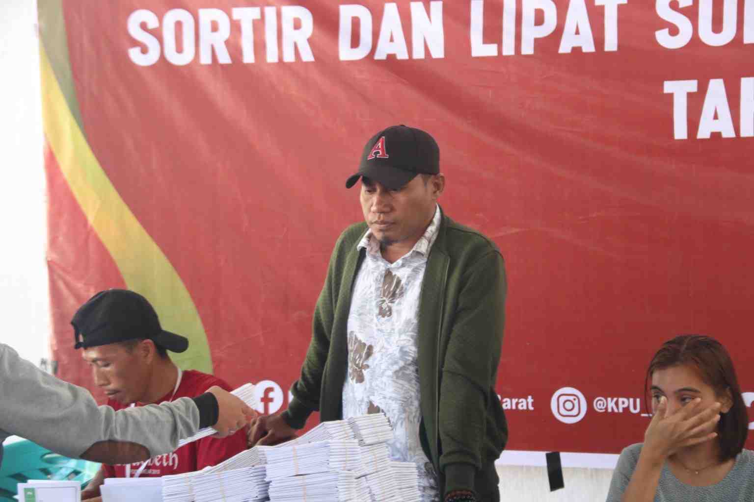 KPU Halbar Tekukan 650 Surat Suara Rusak Saat Sortir dan Lipat