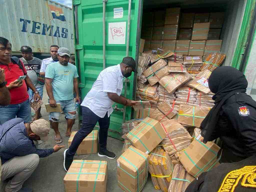 Kendala Cuaca, KPU Teluk Bintuni Distribusikan Logistik Pemilu ke Empat Distrik