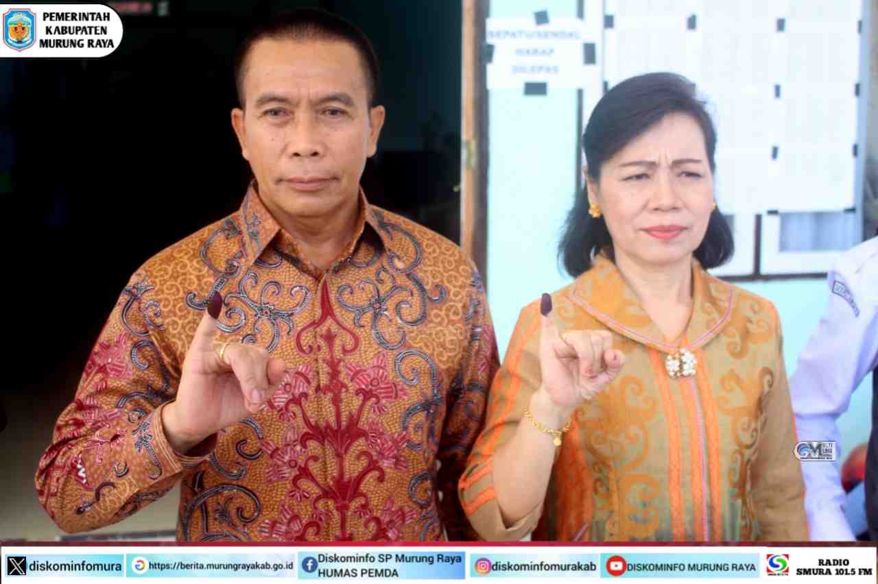 Pj Bupati Mura dan Istri Berikan Hak Suara di TPS 044