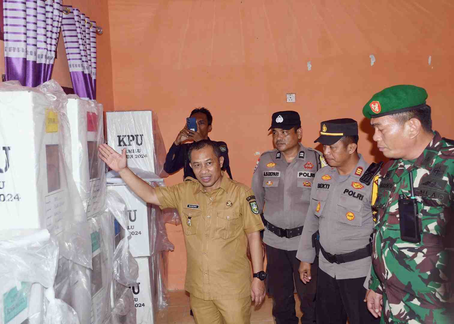 Wabup Bengkalis Pastikan Kesiapan Logistik Pemilu di Desa Ujung Pulau Bengkalis
