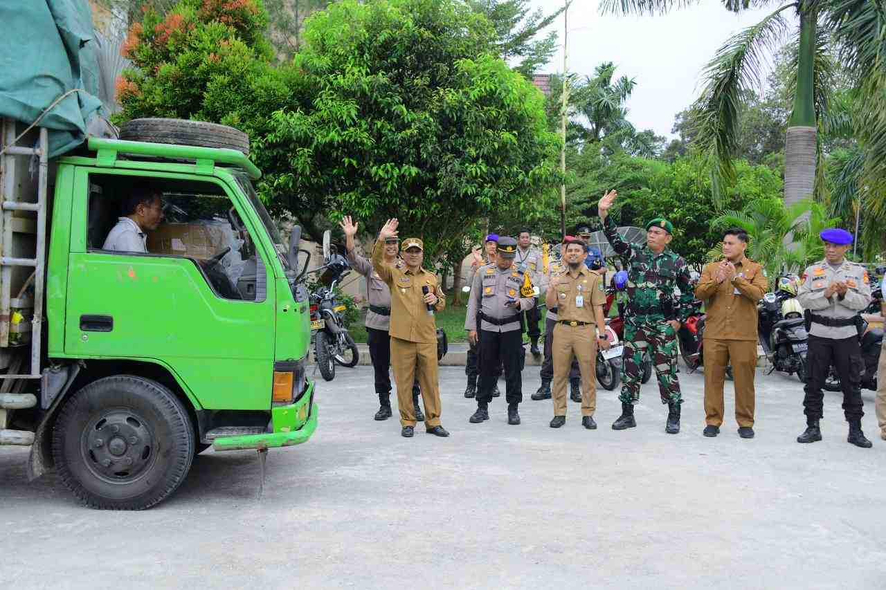 Wabup Bengkalis Bagus Santoso Lepas Belasan Truk Pembawa Logistik Pemilu 2024