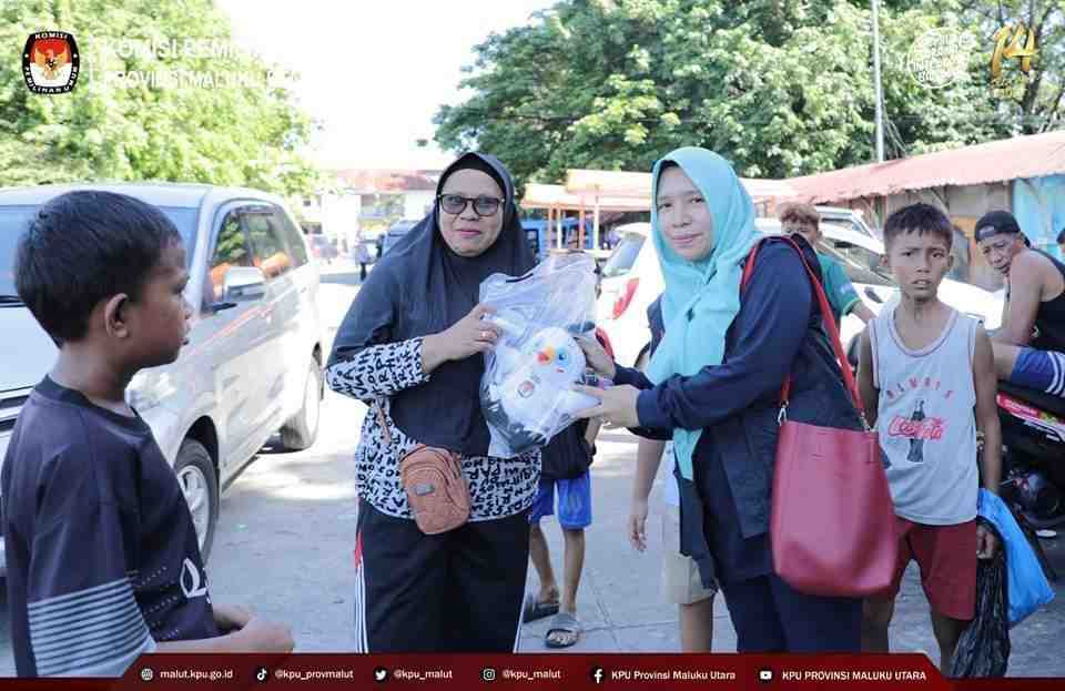 Bagikan Maskot Pemilu, KPU Ajak Warga Ternate Gunakan Hak Pilih
