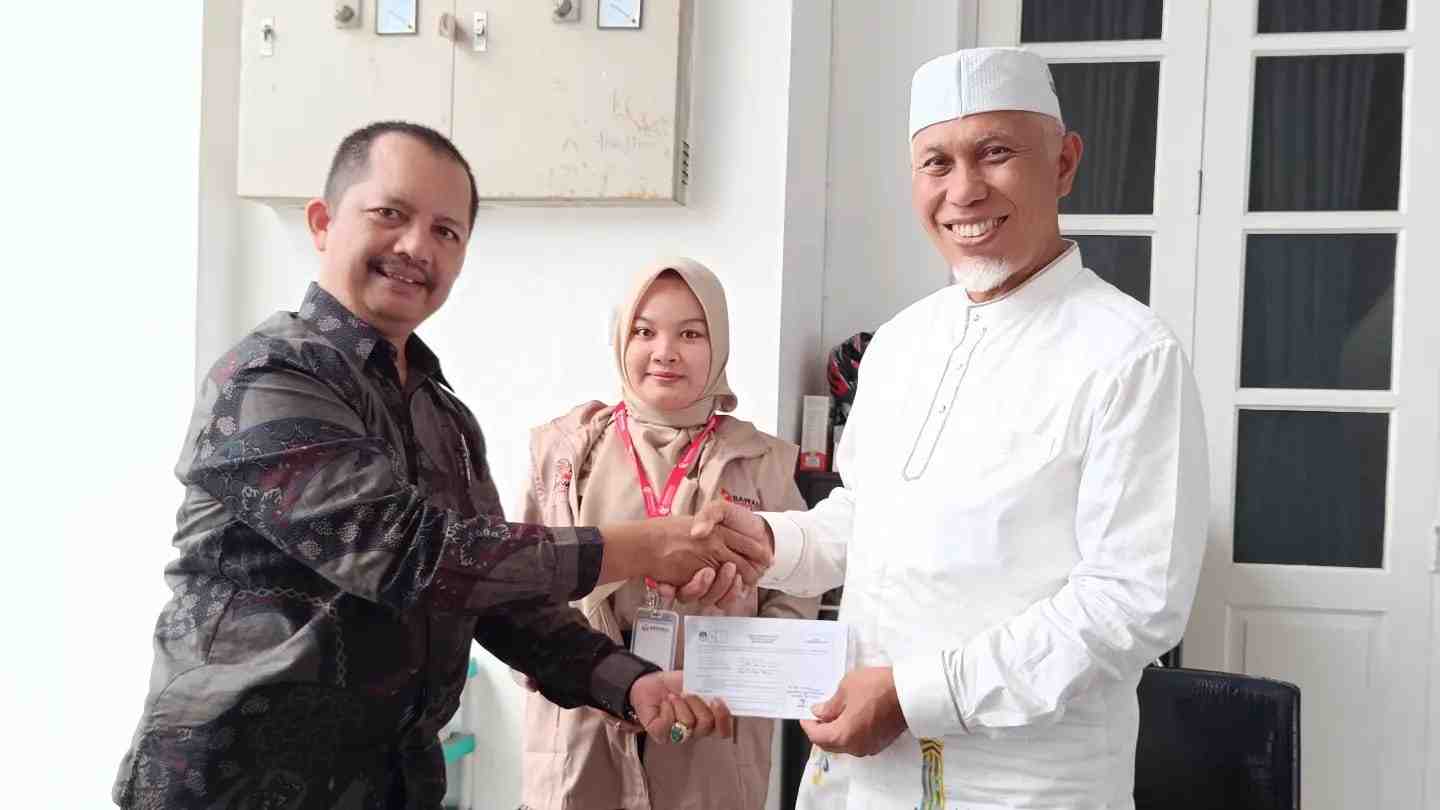 Gubernur Mahyeldi Nyoblos di TPS 12 Kelurahan Jati Baru