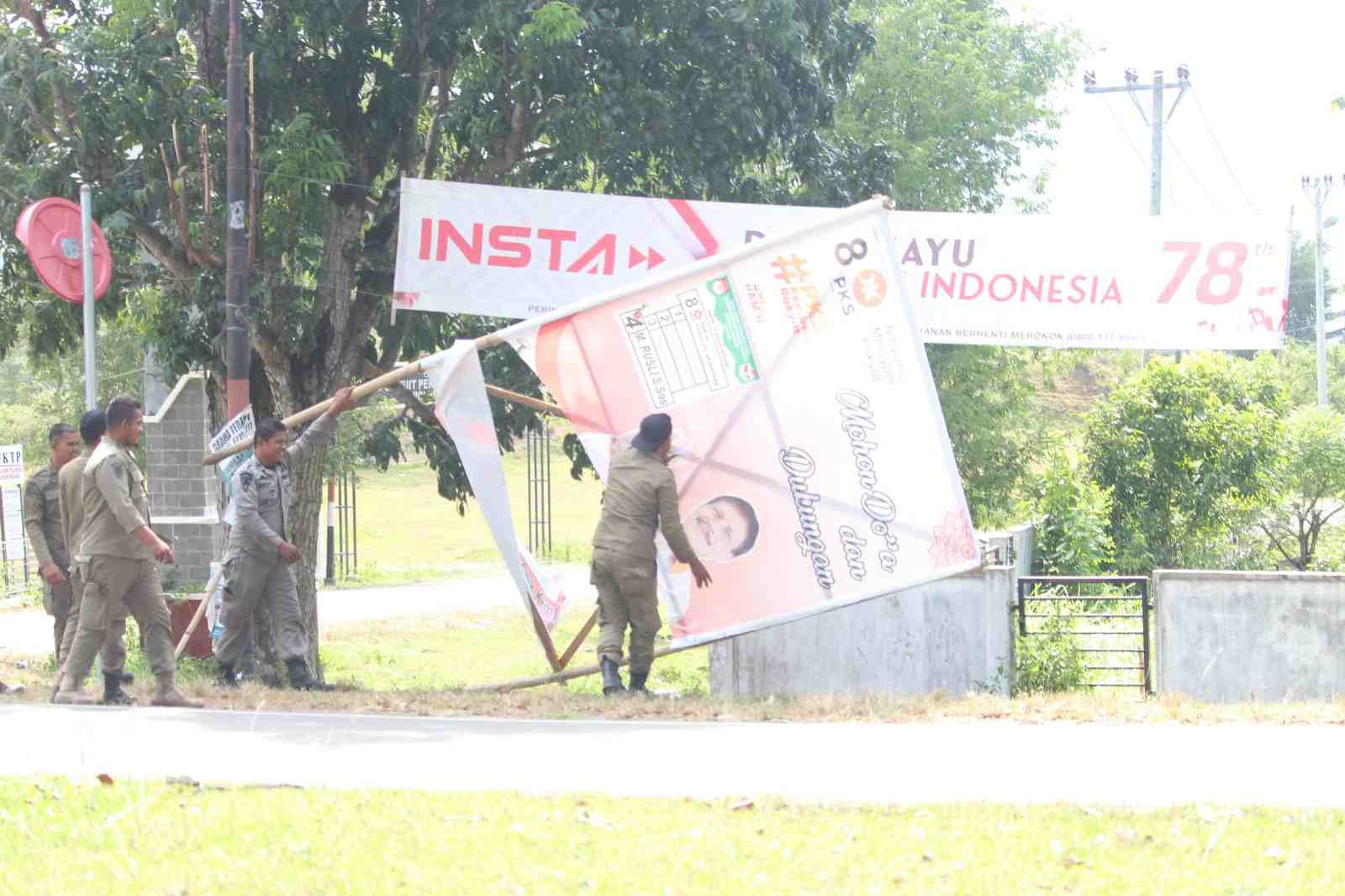 Memasuki Minggu Tenang, Petugas Gabungan Aceh Besar Tertibkan APK Pemilu 