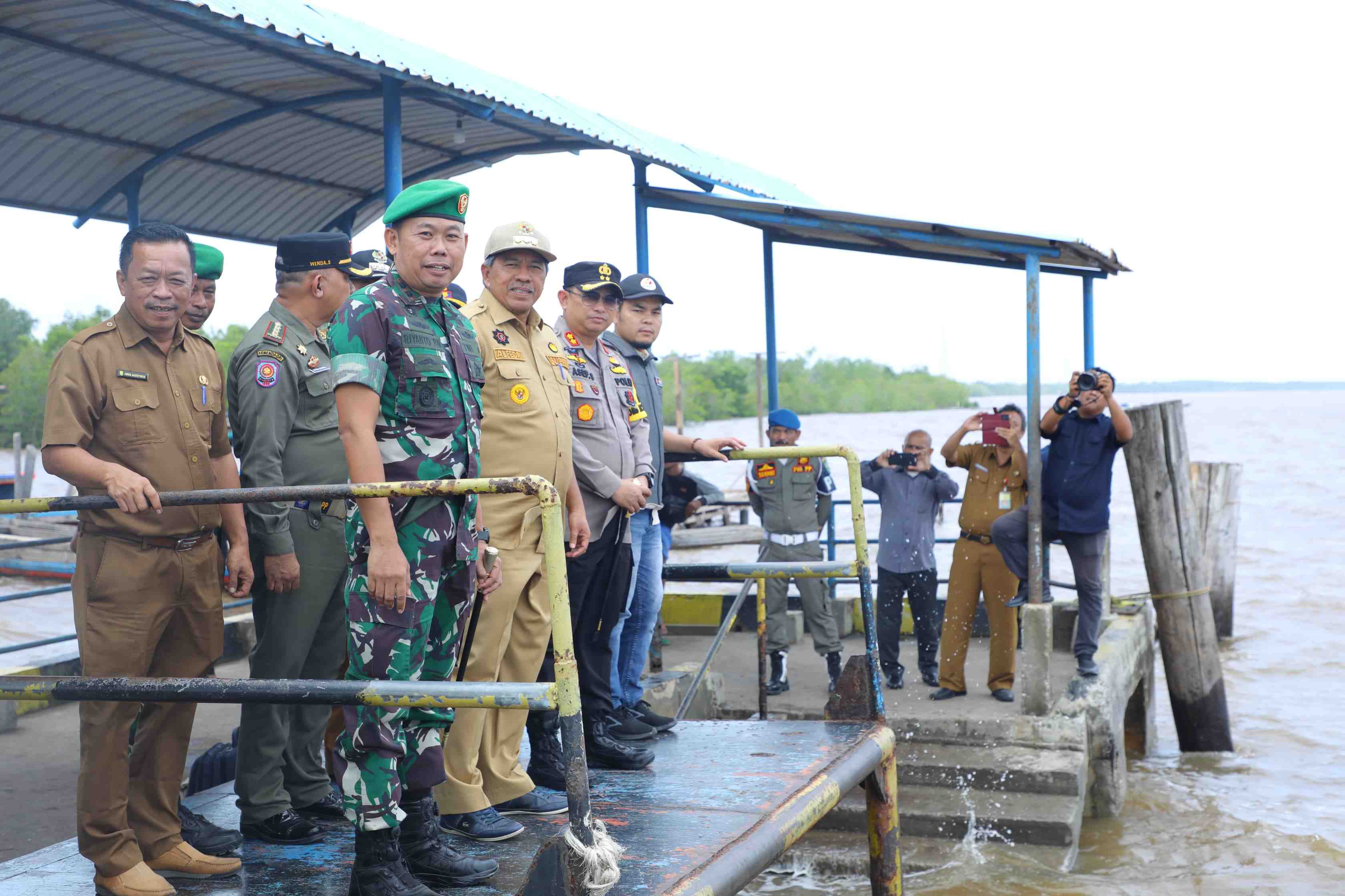 Bupati Alfedri Tinjau Pengiriman Logistik Pemilu Untuk TPS Kampung Terluar Siak