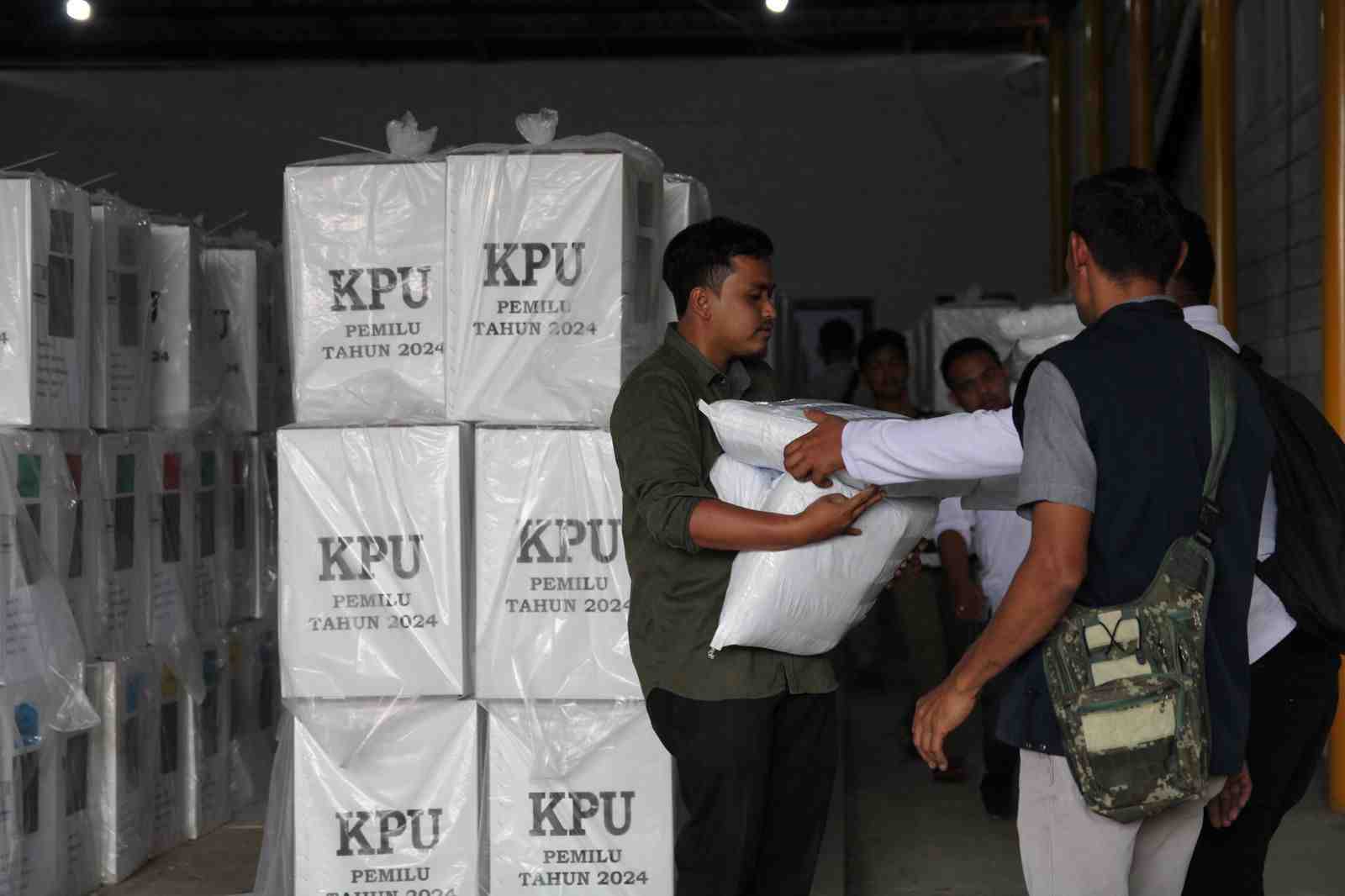 KIP Gayo Lues Distribusikan Logistik Pemilu 2024