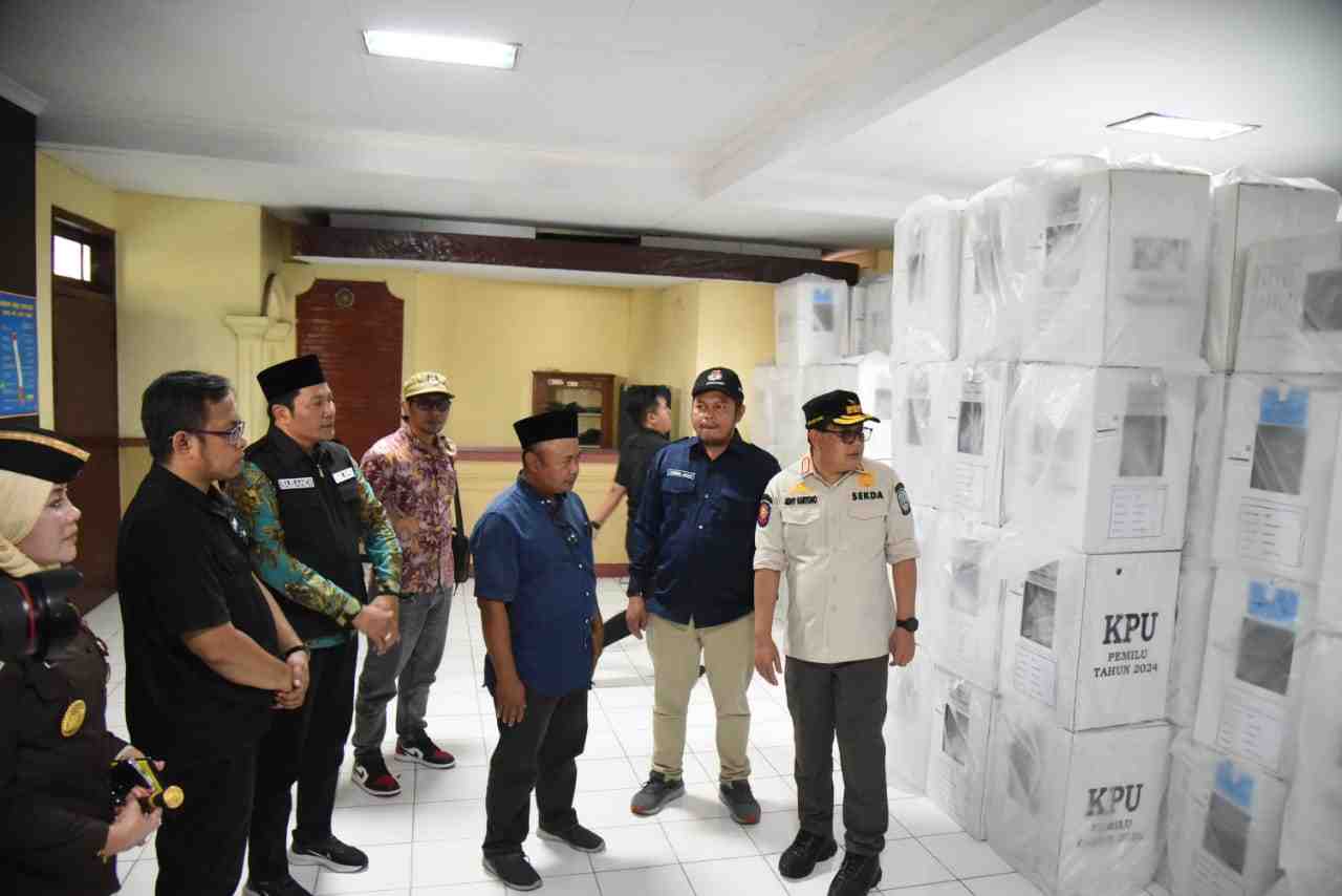 Wabup Sidoarjo Dampingi Plh. Gubernur Jatim Tinjau Logistik Pemili