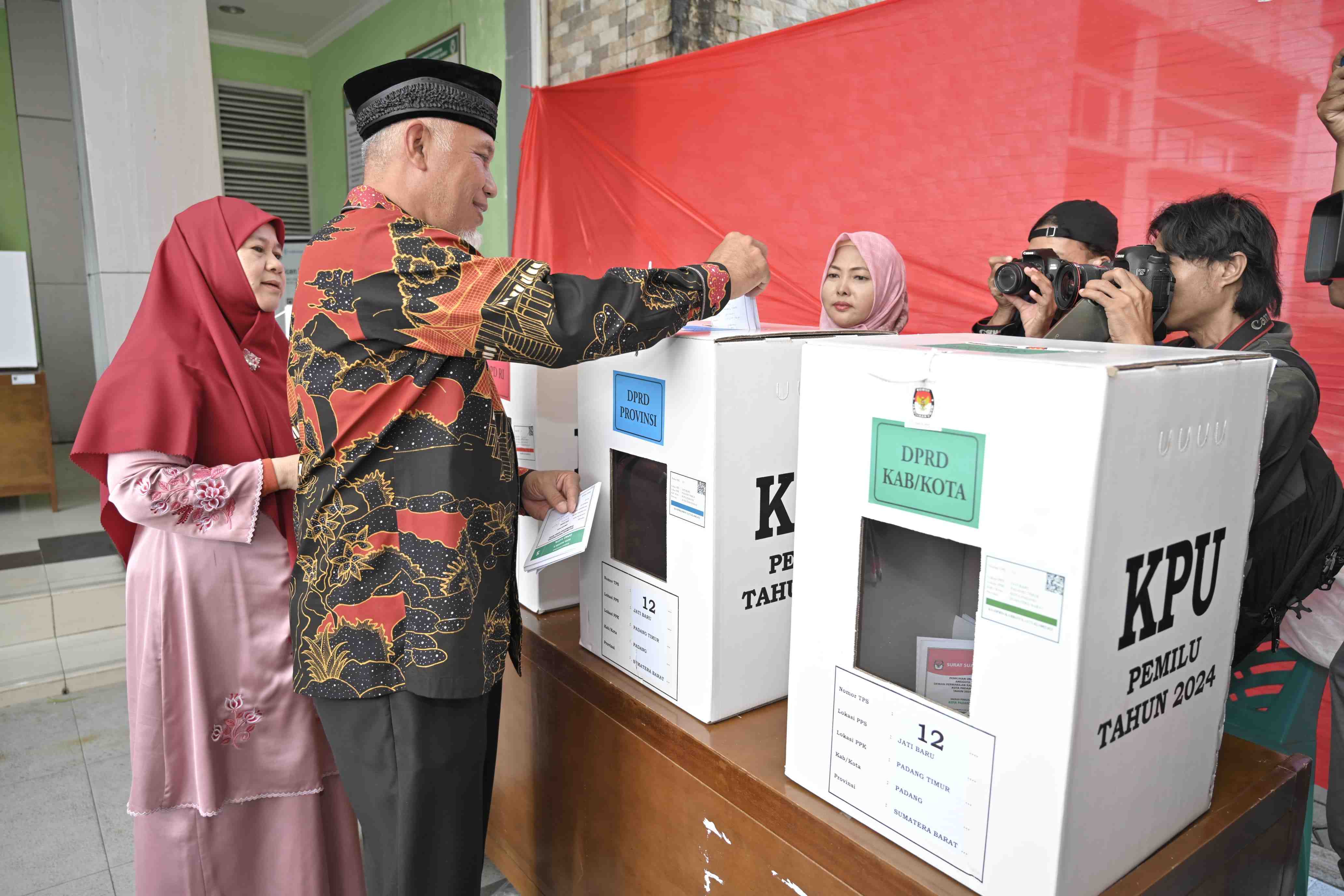 Gubernur Mahyeldi dan Keluarga Nyoblos di TPS 12 Jati Baru Padang
