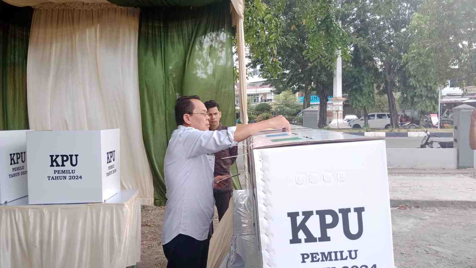 Pj Wali Kota Banda Aceh Salurkan Hak Suara di TPS Kampung Baru