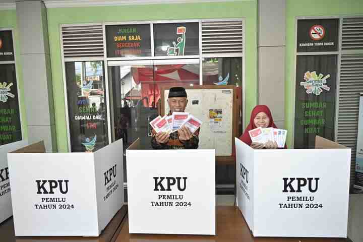 Gubernur Mahyeldi dan Jajaran Forkopimda Sumbar Tinjau Pelaksanaan Pemilu di Sejumlah TPS