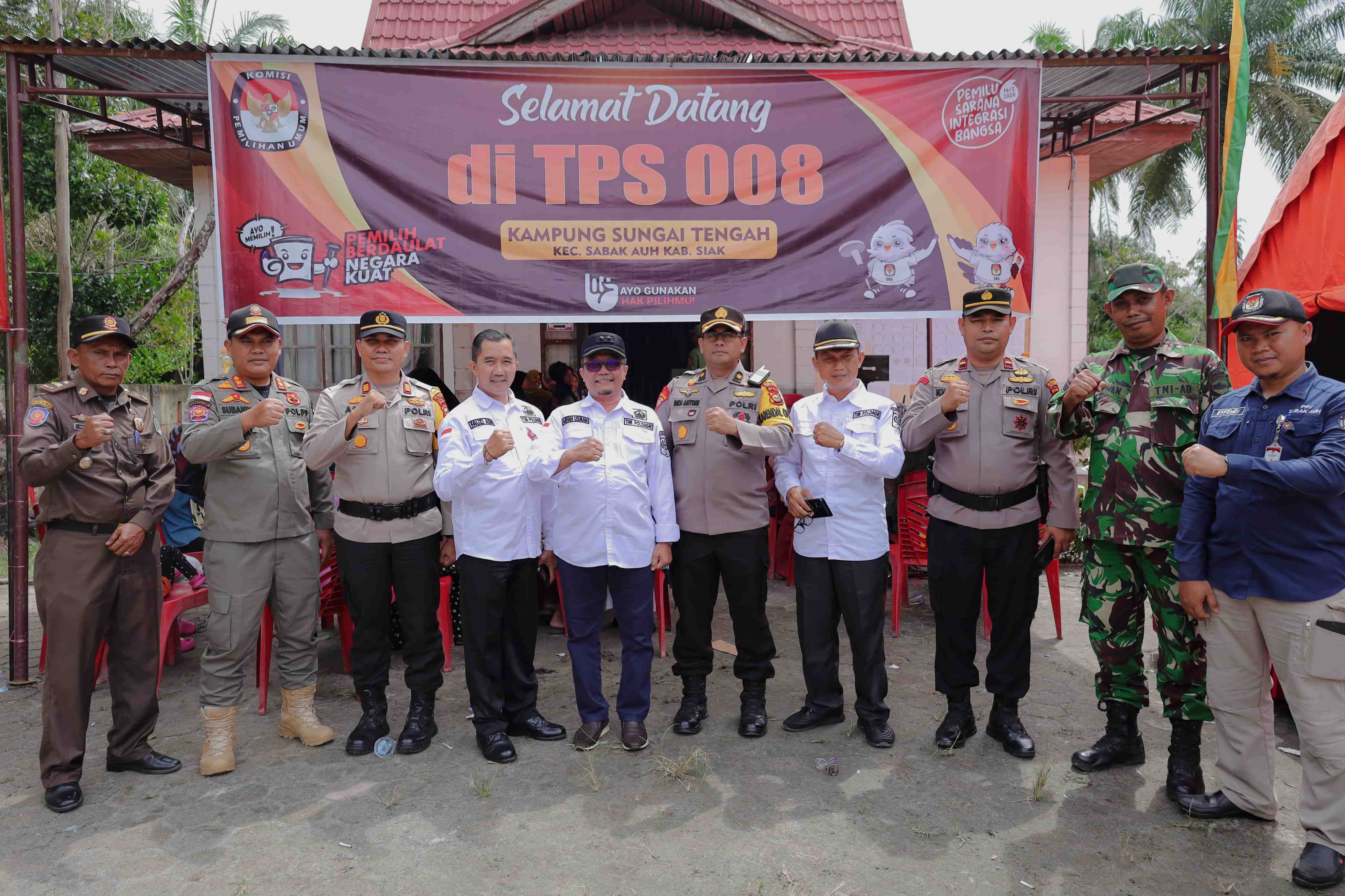 Sekda Siak Bersama Rombongan Tinjau Pelaksanaan Pemilu di berbagai TPS