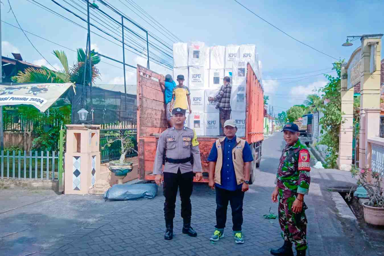 Sebanyak 145 Kotak Suara Tersegel dari Desa Tukum Dikirim Kembali ke Kecamatan Tekung Lumajang