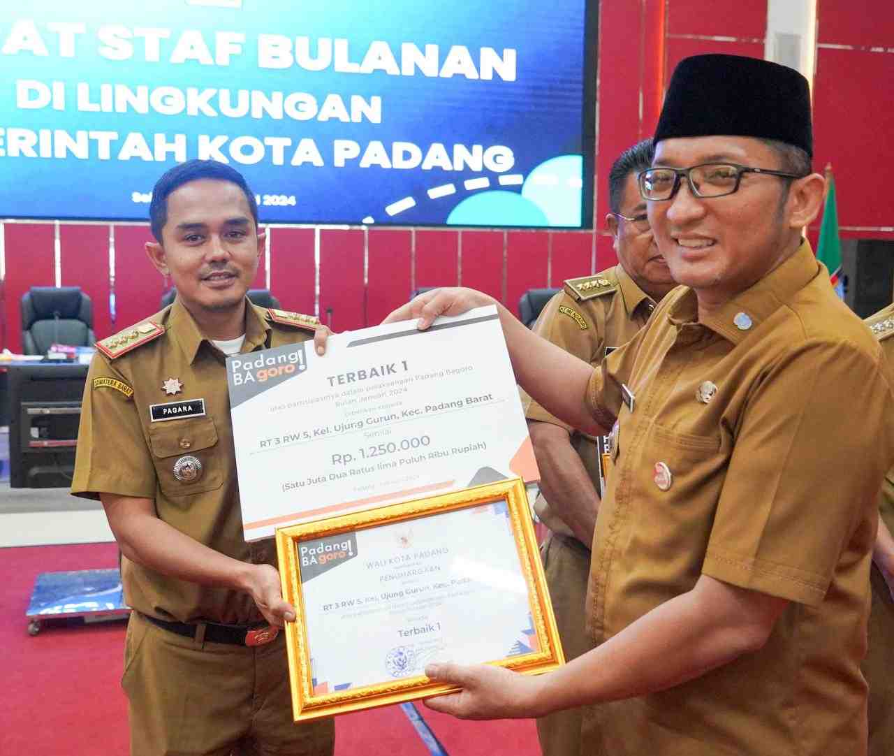 Terbaik Pelaksanaan Padang Bagoro Januari 2024, Hendri Septa Berikan Reward Kepada Tiga RT