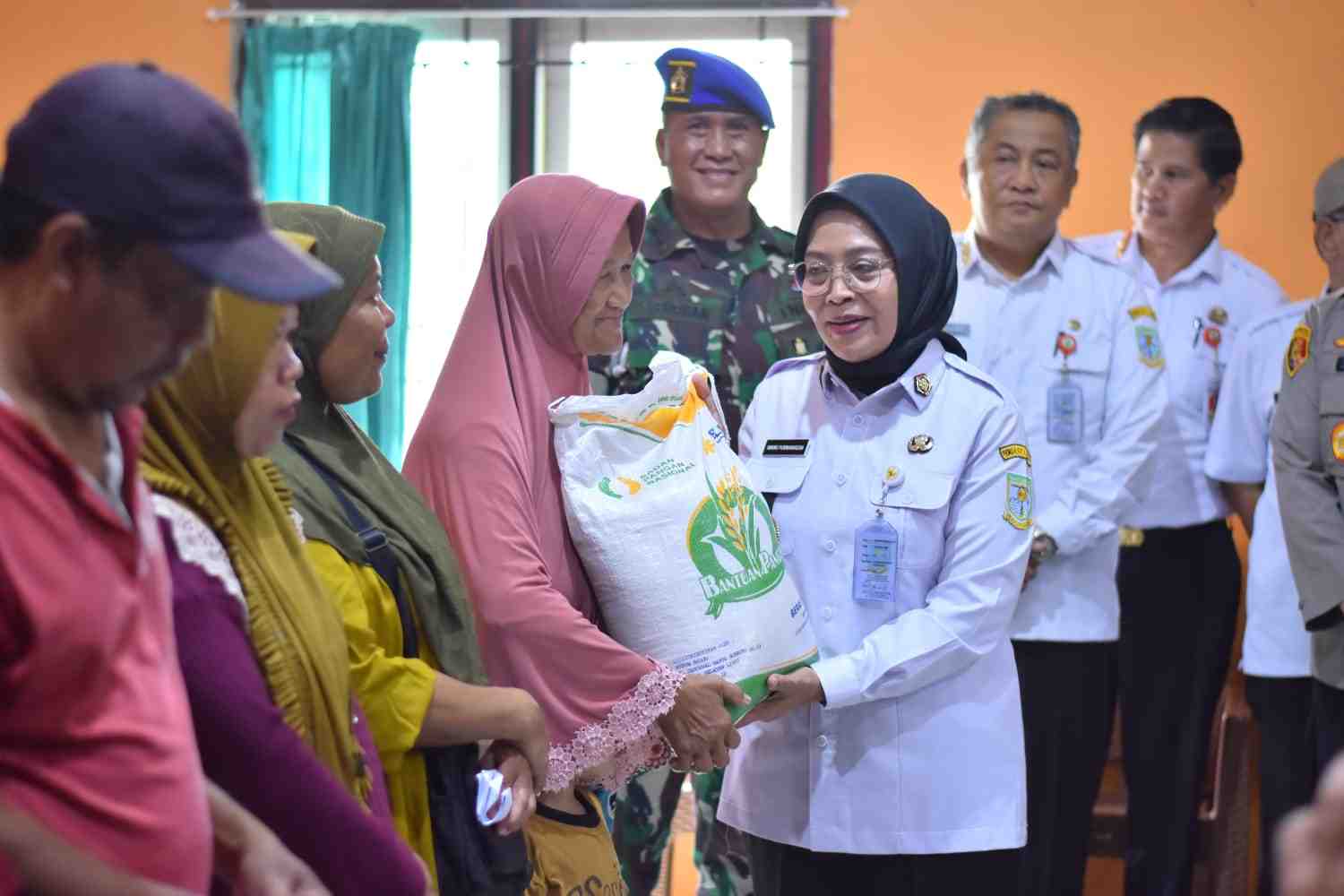 Pj Wali Kota Jambi Serahkan CBP 2024 di Kelurahan Thehok