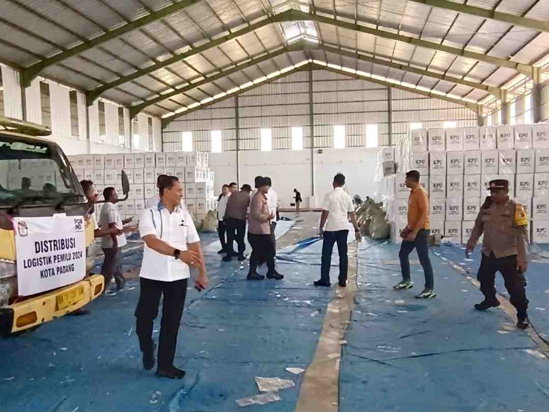 Polresta Padang Kembali Kawal Pendistribusian Logistik Pemilu 2024 ke 944 TPS