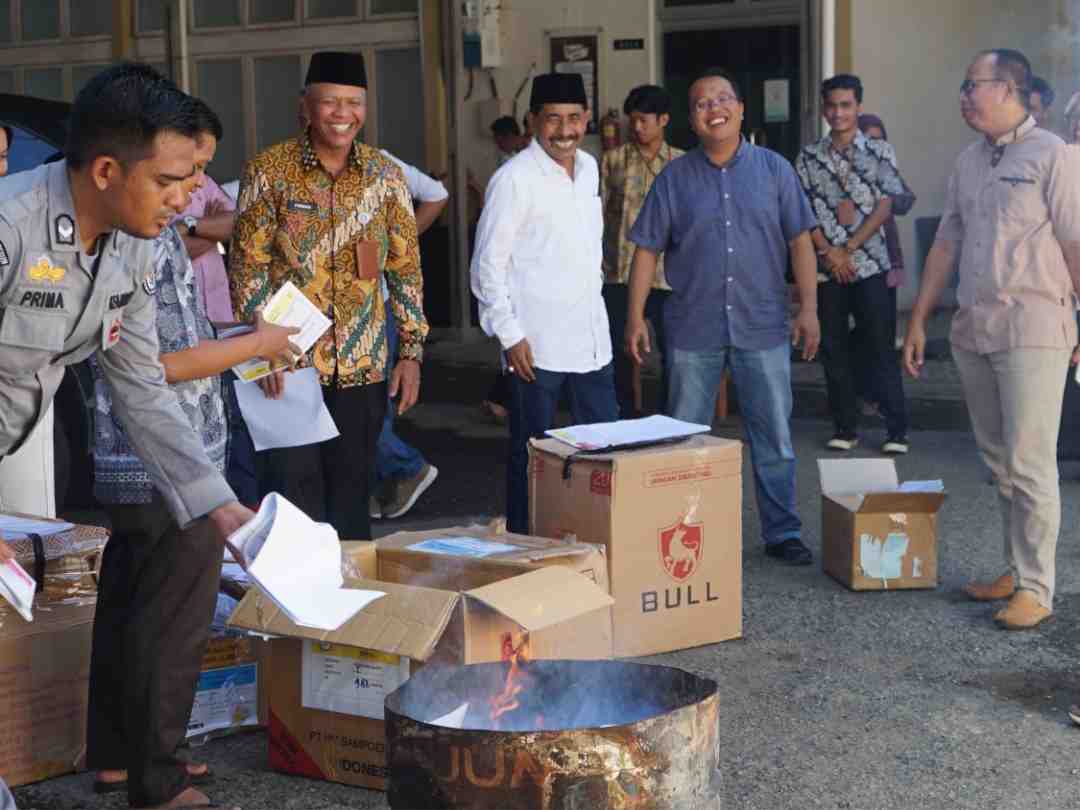 KPU Sumbar Musnahkan 7.363 Kelebihan Surat Suara PSU