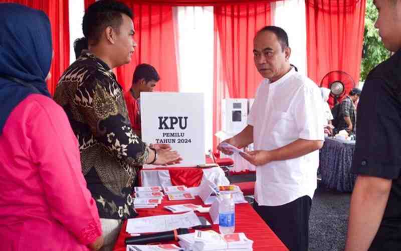 Menkominfo Gunakan Hak Pilih di TPS 001 Senayan