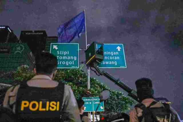 Masa Tenang Pemilu 2024, Satpol PP DKI Serentak Turunkan APK di Jakarta