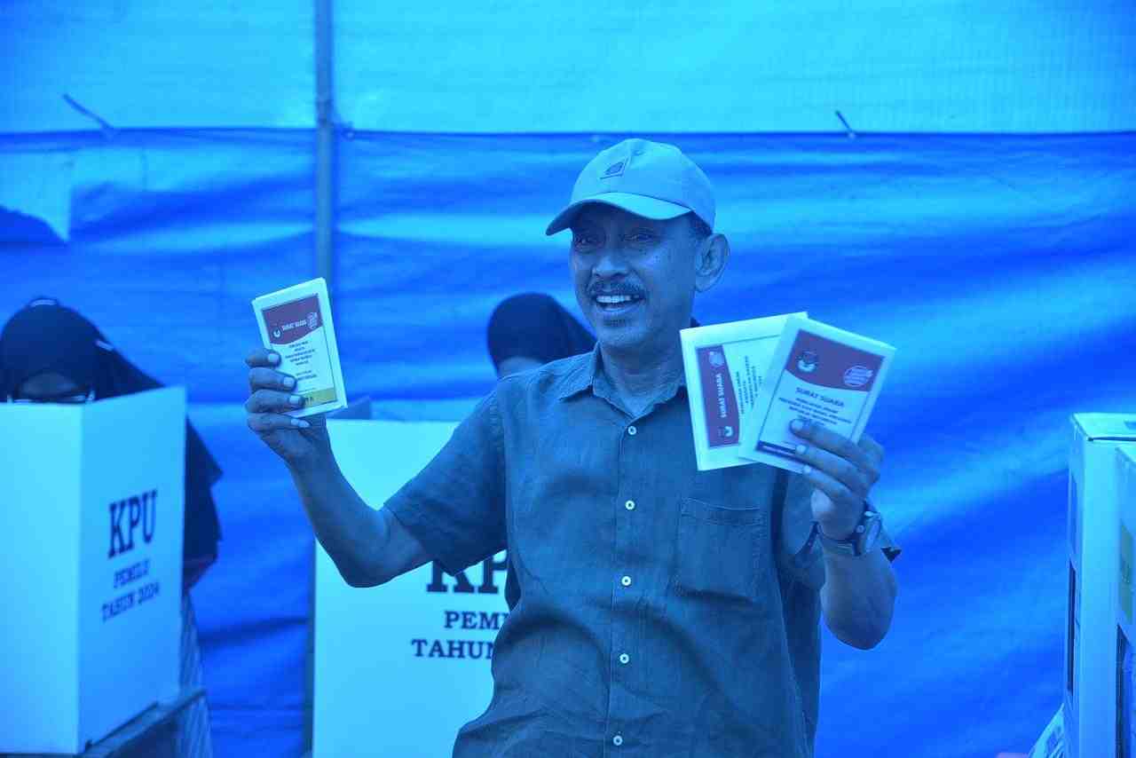 Pj Bupati Buton Salurkan Hak Suara di TPS 03 Kelurahan Pasarwajo