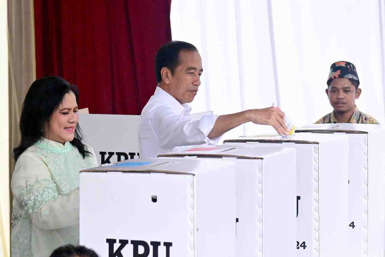 Presiden Jokowi dan Ibu Negara Salurkan Hak Pilih di TPS 10 Gampir