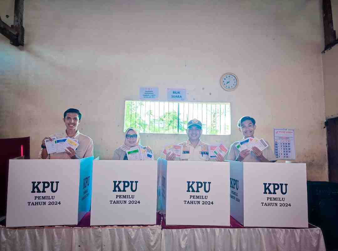 Sekda Lumajang dan Keluarga Gunakan Hak Pilih dalam Pemilu 2024