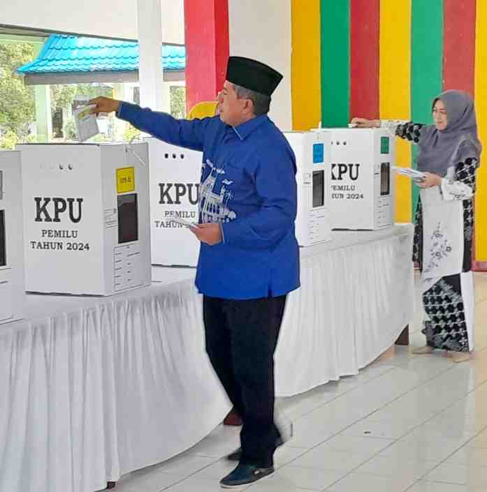 Bupati Siak dan Istri Gunakan Hak Pilih di TPS 03 Kampung Rempak