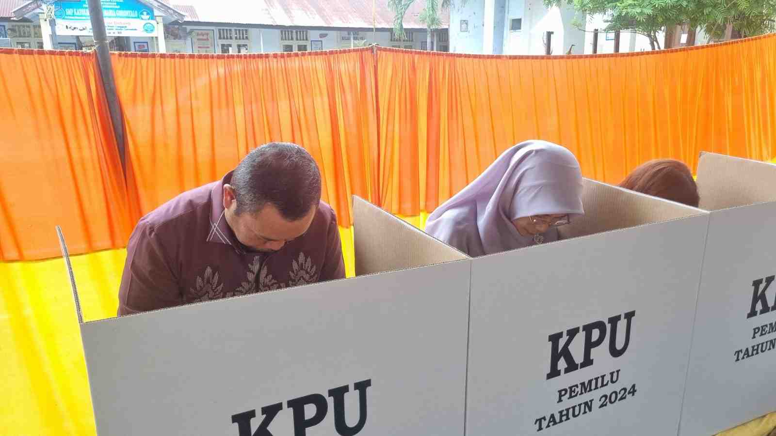 Pemilu 2024 Berlangsung, Penjagub Ismail Gunakan Hak Pilih di Gorontalo