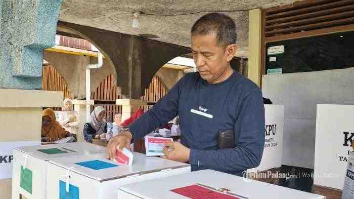 Wakil Ketua MK Nyoblos di Padang