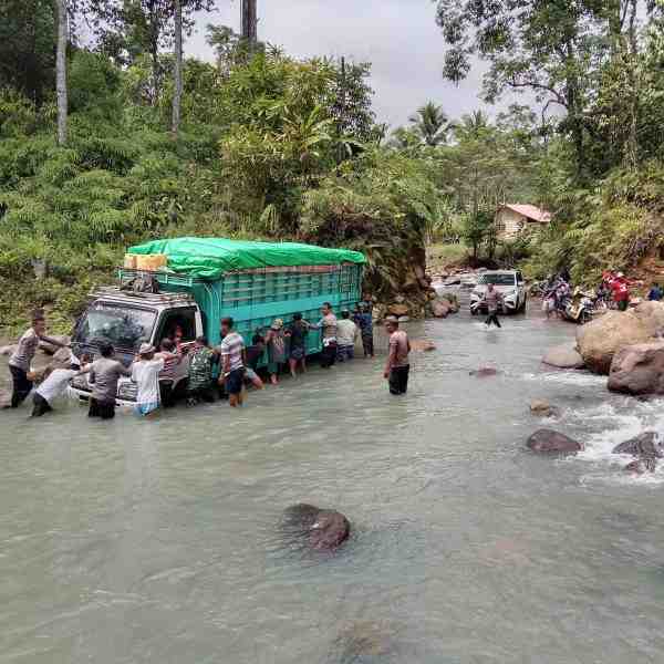 Susah Payah Pengembalian Logistik Pemilu ke KPU Halmahera Barat, Truk Terhalang Banjir di Kali Batu