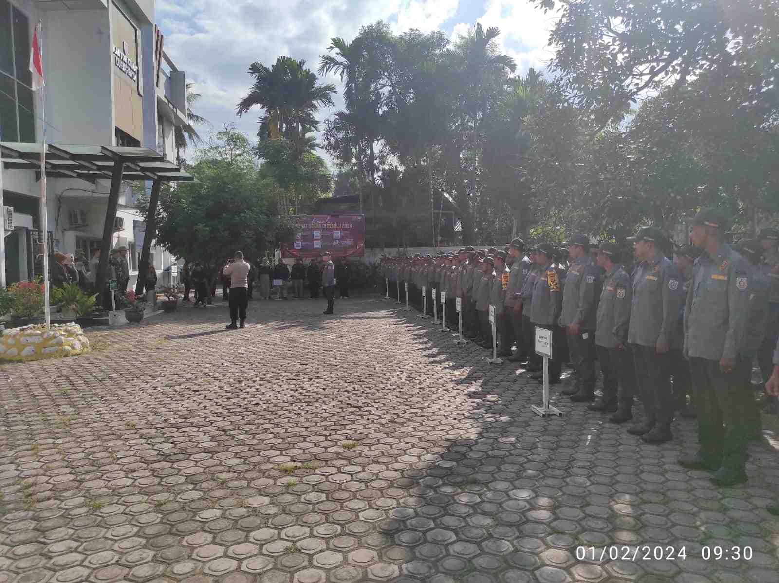 Kesiapan Keamanan TPS Pemilu 2024, Muspika Lueng Bata Gelar Apel Siaga Linmas