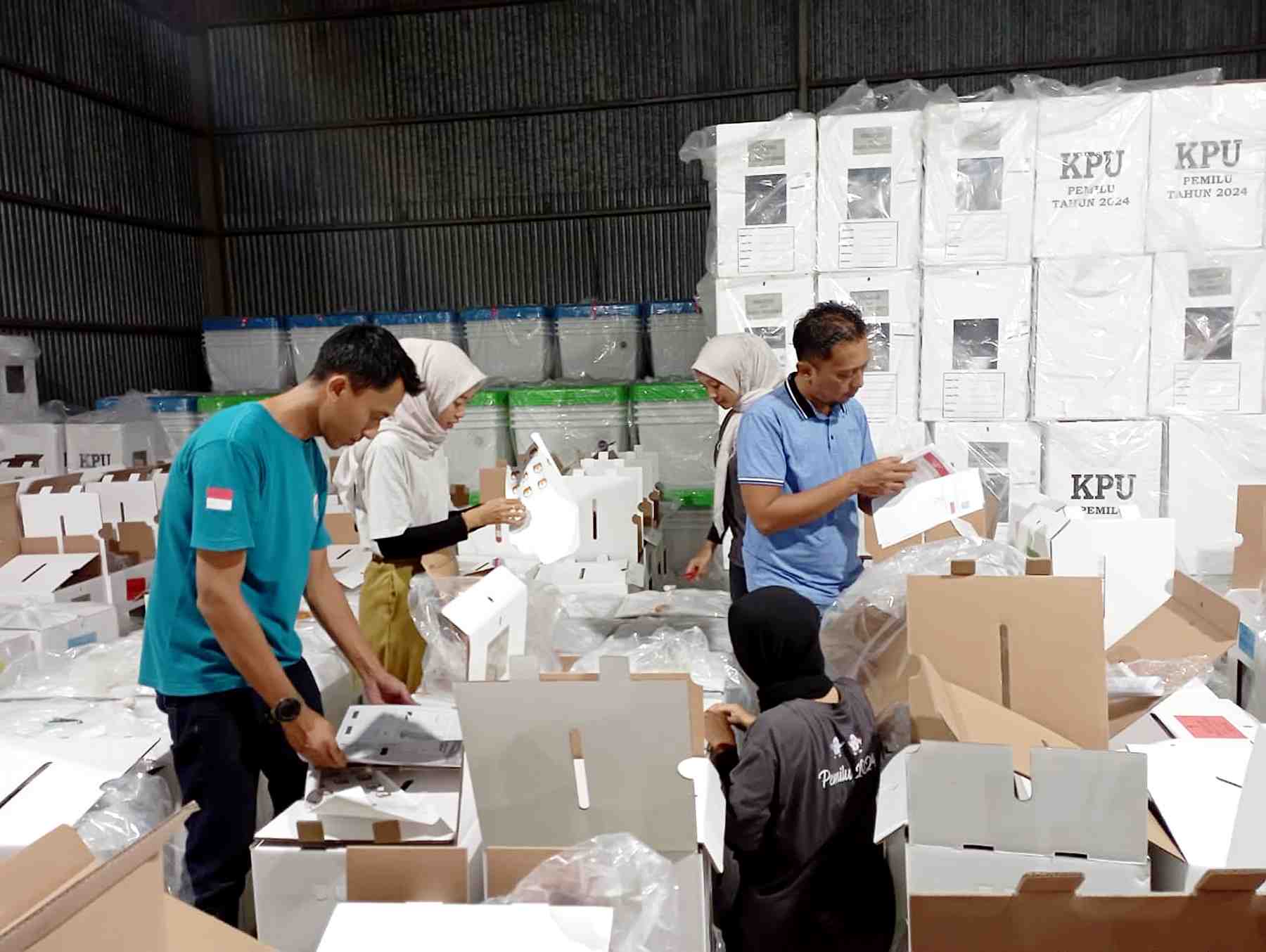 PPS Desa Tukum Lumajang Pastikan Logistik Pemilu Siap Terdistribusi