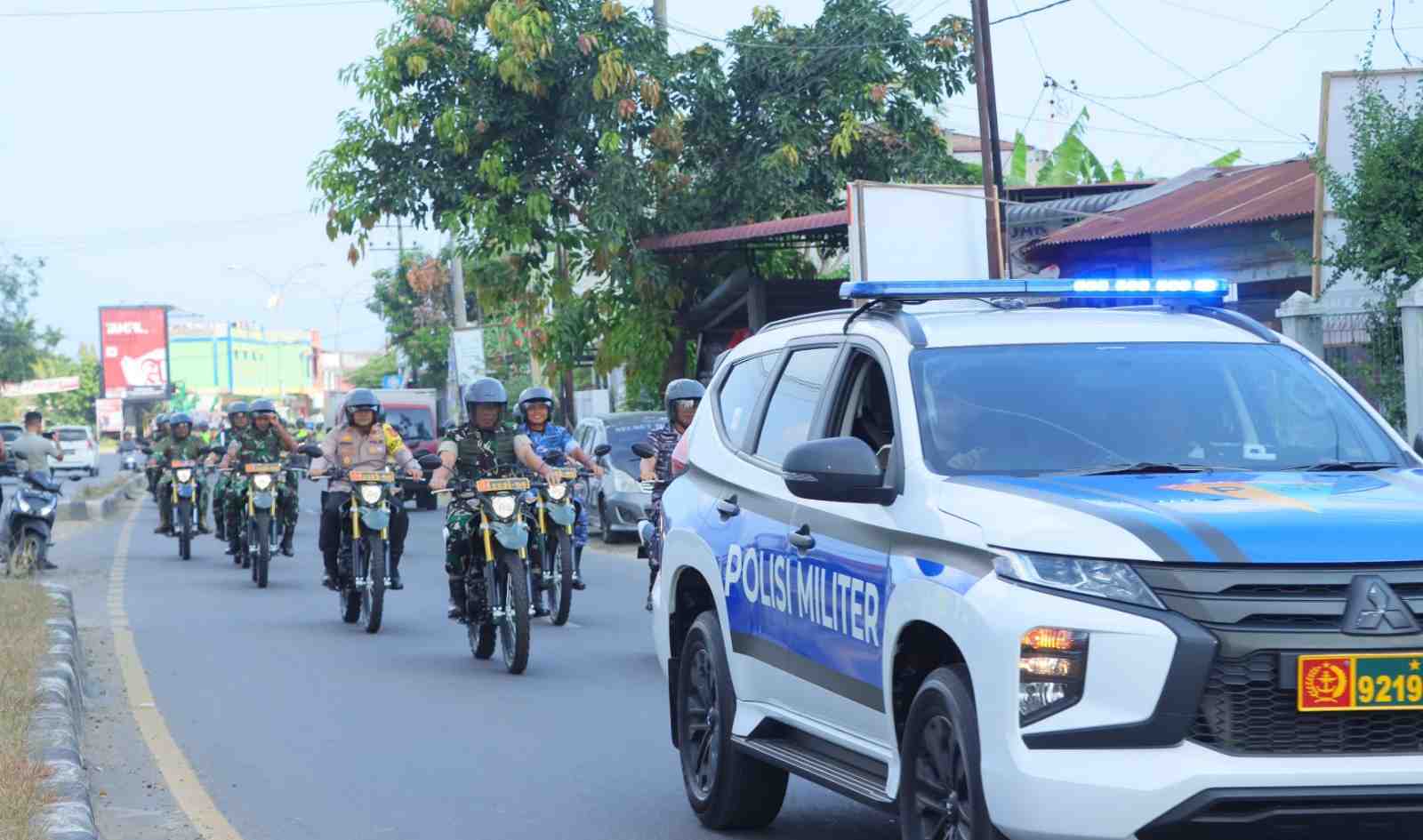 Jelang Pergeseran Personel ke TPS, TNI-Polri Patroli Gabungan Pantau Kamtibmas